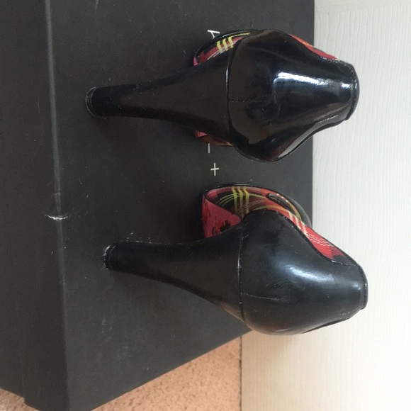 Betsy Johnson Black Tartan Pumps - Picture 4 of 4